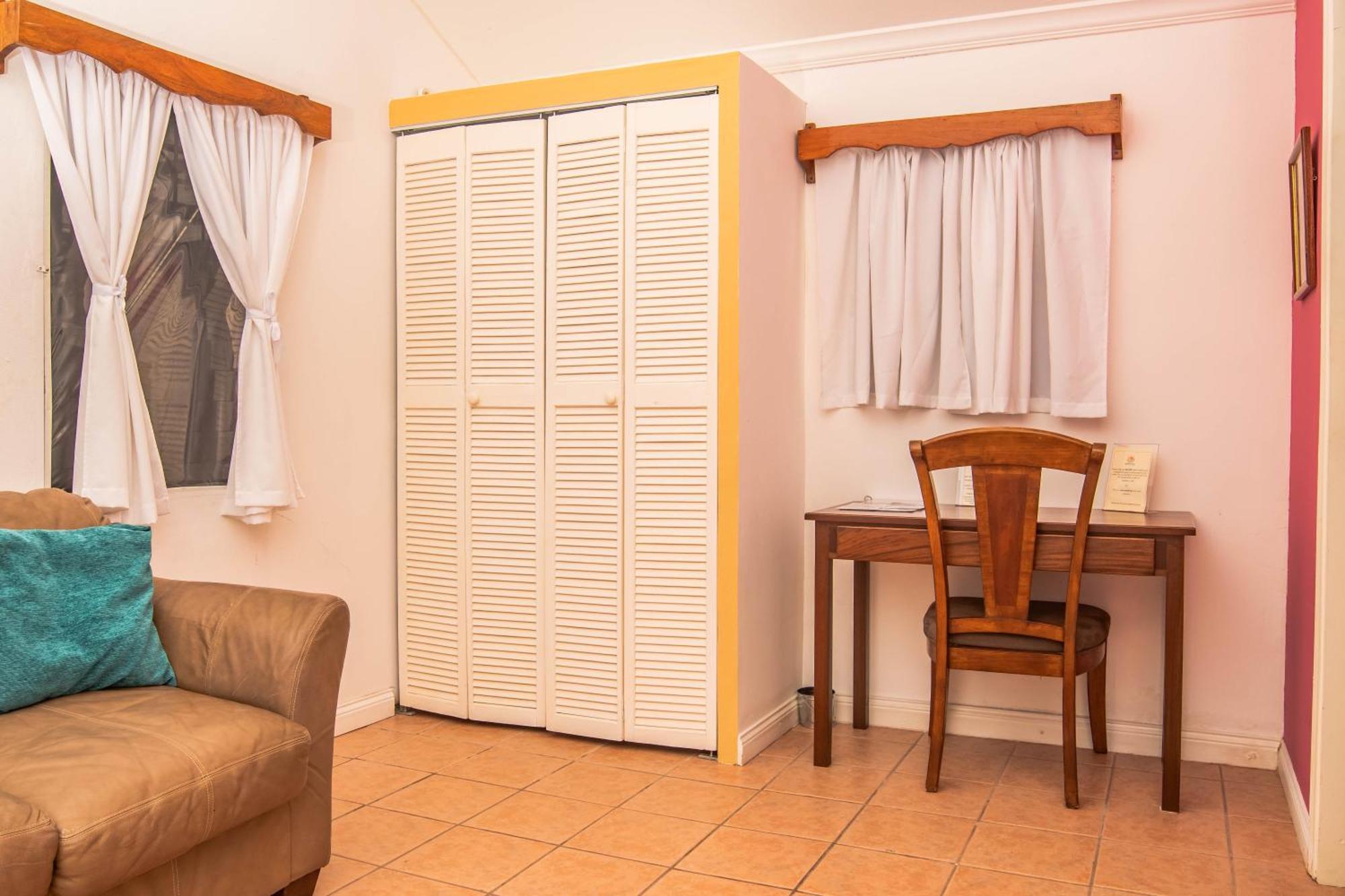 Harbour View Boutique Hotel & Yoga Retreat Белиз Сити Стая снимка